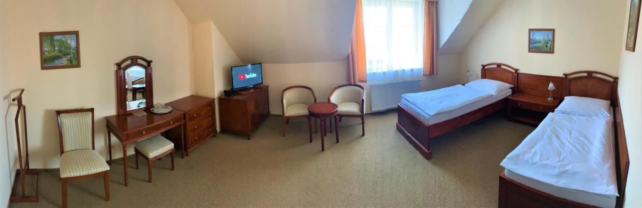 Hotel Bily Beranek Kralovice Kralowitz Esterno foto